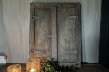 Oude luik met spiegel